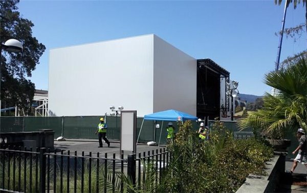 苹果发布新版 Apple Watch 磁力充电基座