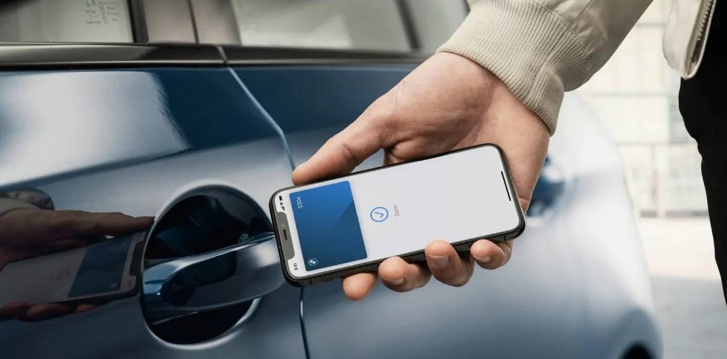 画面太“美”不敢看！为得免费iPhone美女脱衣泼油热舞