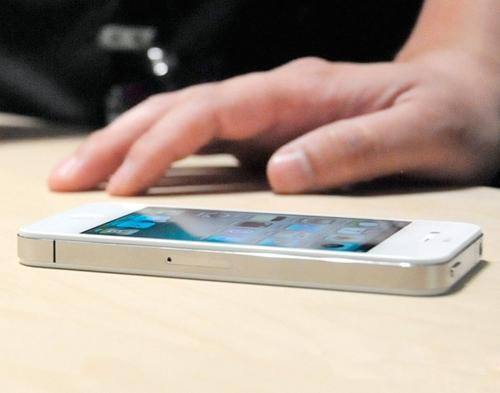 苹果分享 iPad Pro 广告，与蜂鸟一起「悬浮」