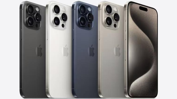 苹果 iPhone 15 机模上手，与 iPhone 14 对比展示细节变化