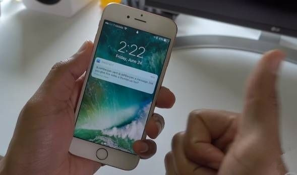 网友分享苹果 iPhone 15/Pro 系列机模照片，展示多款配色