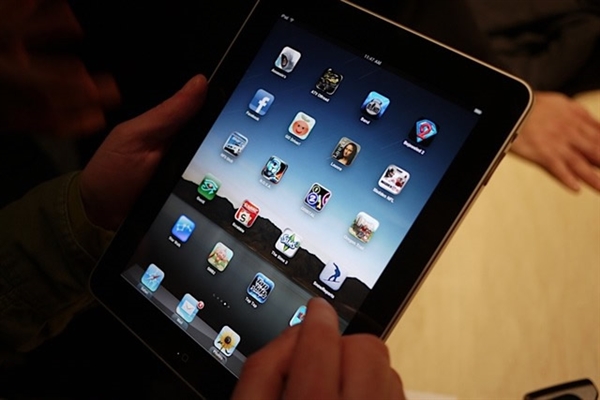 工程文件谍照暗示iPhone 8将配无线充电 工程文件谍照暗示iPhone 8将配无线充电